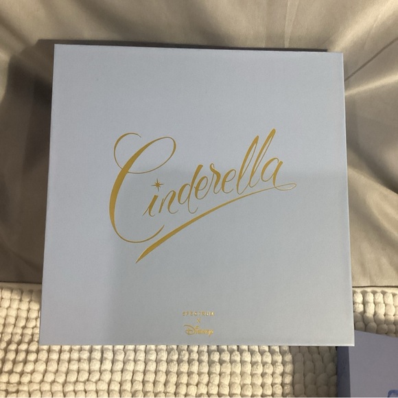 SPECTRUM Disney Cinderella Glass Slipper Makeup Brush Holder with 7pc Brush Set - Picture 11 of 12